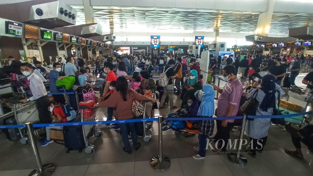 Suasana antrean calon penumpang pesawat di Terminal 3 Bandara Soekarno-Hatta, Cengkareng, Banten, Minggu (8/5/2022). Selain rute penerbangan dalam negeri, para calon penumpang pekerja migran pun terlihat untuk kembali ke negara tujuan bekerjanya dengan penerbangan internasional melalui terminal ini. 