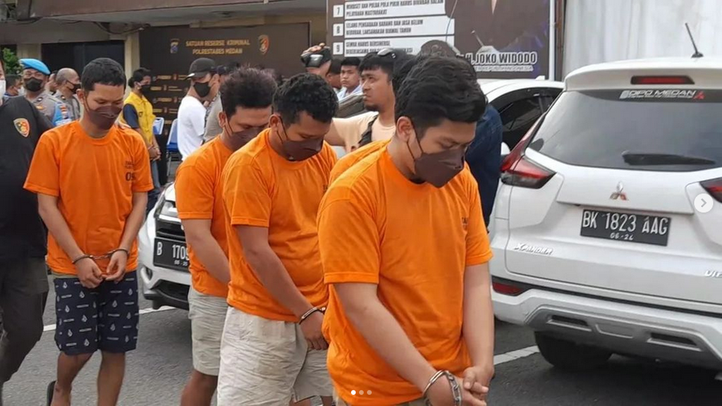 Kepolisian Resor Kota Besar Medan menangkap lima pelajar SMK yang menjadi pelaku penganiayaan dalam tawuran antarpelajar yang menyebabkan seorang siswa SMK Negeri 9 meninggal, di Medan, Sumatera Utara, Minggu (27/11/2022). 