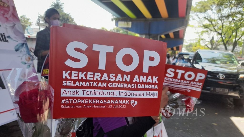 Salah satu poster yang dibawa pengunjuk rasa di depan Pengadilan Negeri Malang, Jawa Timur, Rabu (20/7/2022), saat sidang kasus dugaan kekerasan seksual di sekolah SPI Kota Batu tengah berlangsung.