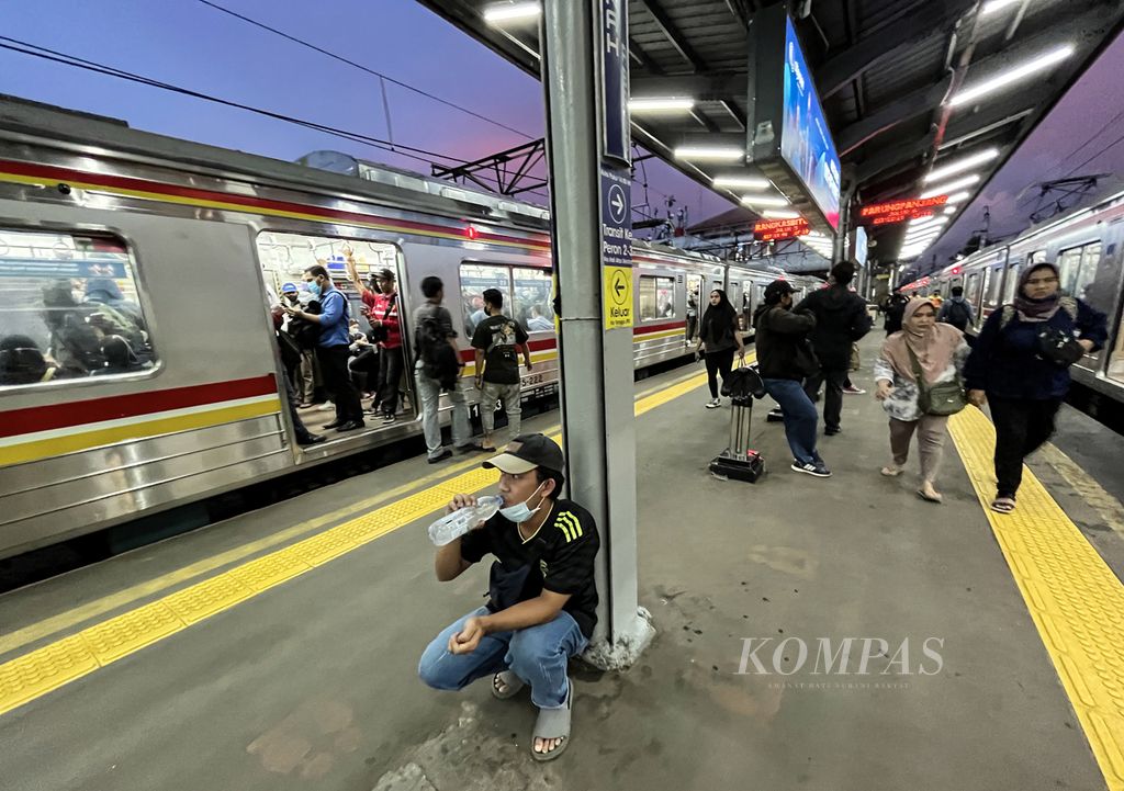 Seorang penumpang berbuka puasa di Stasiun Tanah Abang, Jakarta Pusat, Senin (27/3/2023) sore. Banyak para penumpang kereta komuter yang harus berbuka puasa dalam perjalanan pulang.