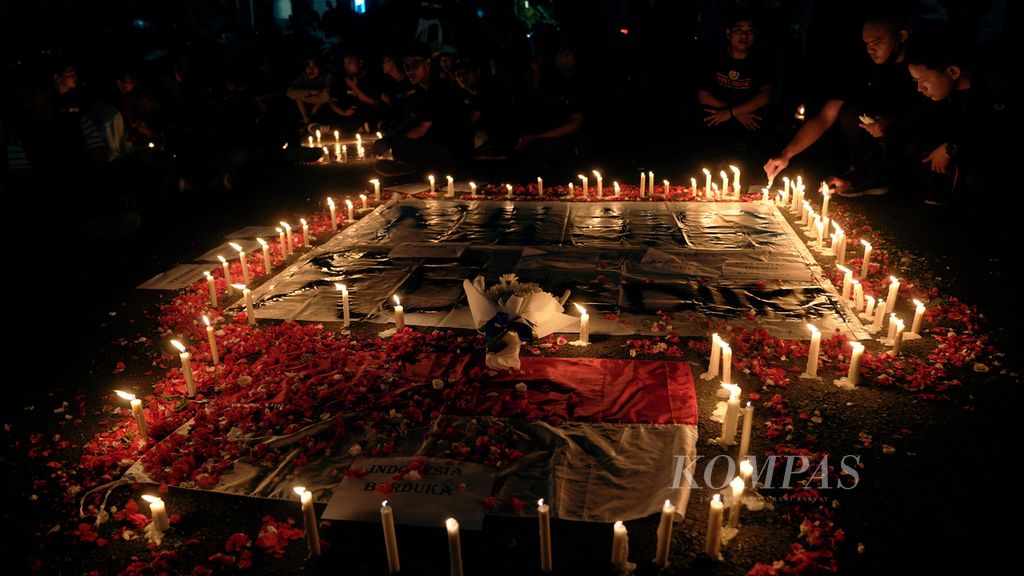 Pencinta sepak bola menyalakan 1.000 lilin dan doa bersama di Stadion Gelora Bung Karno, Jakarta, Minggu (2/10/2022) malam, untuk menghormati kawan-kawan Aremania yang menjadi korban tragedi Kanjuruhan di pintu masuk Asia Afrika. 