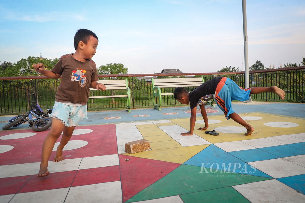 Anak-anak bermain di Taman Rotanusa, Cilincing, Jakarta Utara, Selasa (17/10/2023).