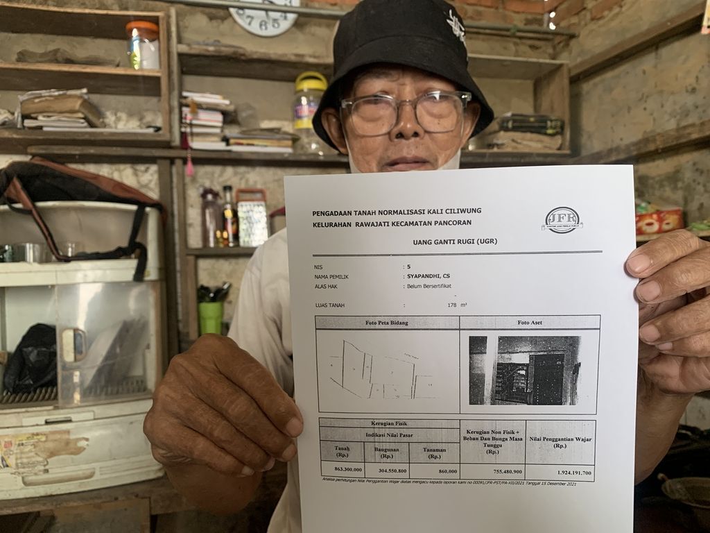  Syapandhi, warga RT 004 RW 007 Kelurahan Rawajati, Pancoran, Jakarta Selatan, menunjukkan dokumen uang ganti rugi atas lahannya yang akan terdampak normalisasi Kali Ciliwung, Rabu (1/3/2023). Dokumen tersebut menunjukkan kompensasi yang akan diterima Syapandhi sebesar Rp 1,9 miliar.