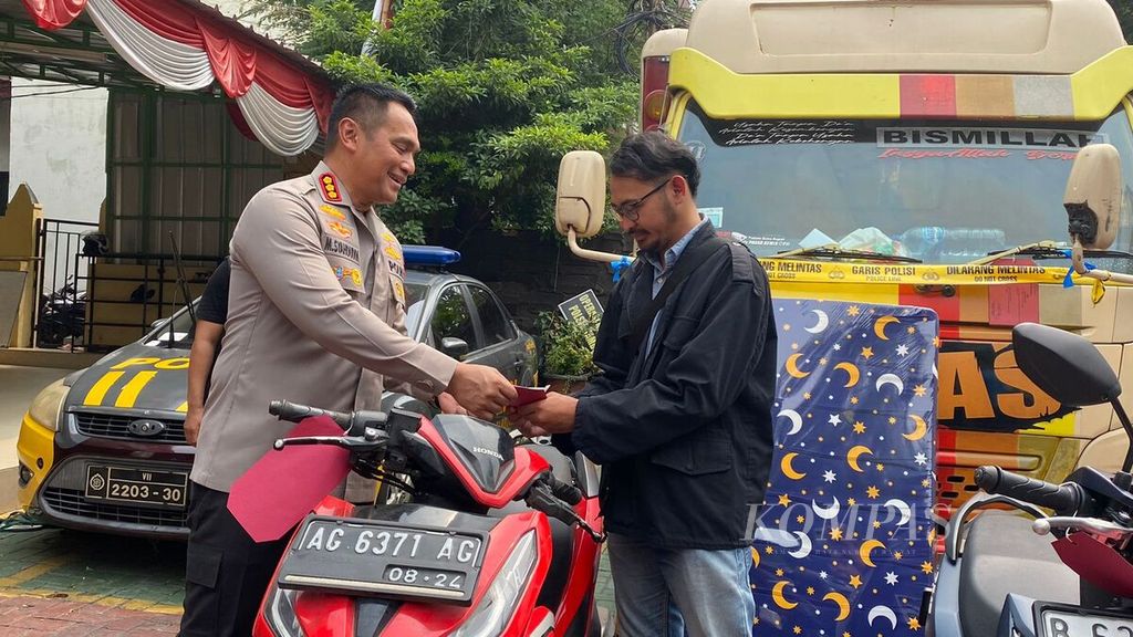 Korban pencurian motor Nirmala Maulana Achmad (kanan) saat mengambil sepeda motornya kembali di Polsek Tambora, Senin (7/8/2023).