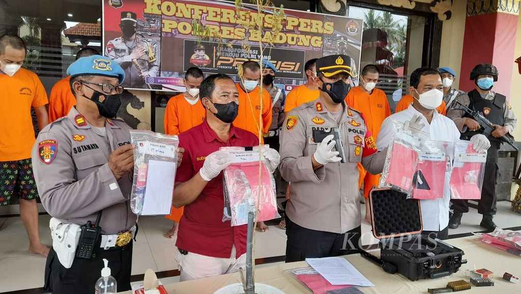 Polres Badung menggelar jumpa pers hasil pengungkapan kasus narkotika oleh Satuan Reserse Narkoba Polres Badung di Polres Badung, Mengwi, Kabupaten Badung, Senin (14/2/2022).