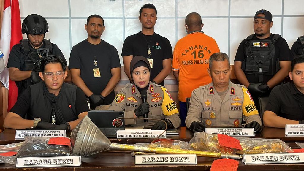 Jajaran Kepolisian Resor Buru memberikan keterangan pers saat menetapkan terduga pelaku pencurian emas masjid di Desa Kaiely, di Buru, Maluku, Senin (11/3/2024).
