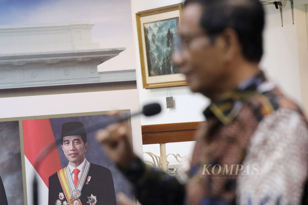 Foto Presiden Joko Widodo di ruang konferensi pers Kantor Presiden saat Menko Polhukam Mahfud MD memberikan keterangan kepada wartawan seusai menyerahkan surat pengunduran diri kepada Presiden Joko Widodo di kompleks Istana Kepresidenan, Jakarta, Kamis (1/2/2024). 