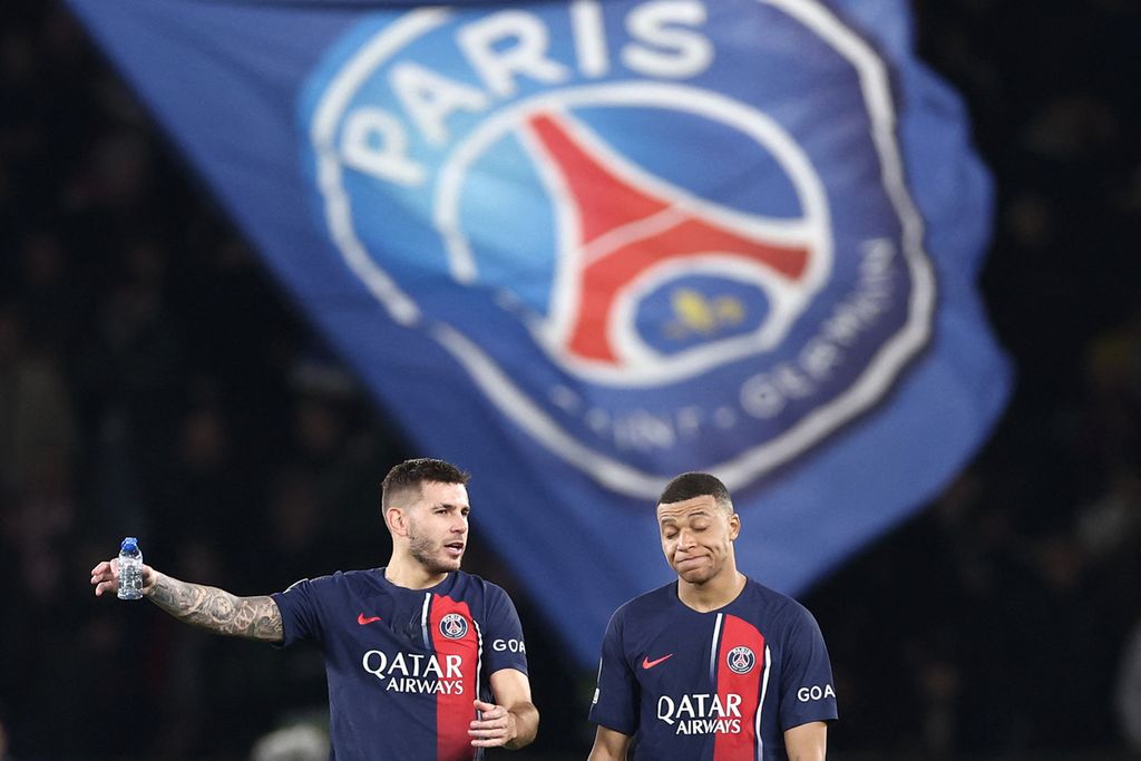 Pemain Paris Saint-Germain, Kylian Mbappe (kanan), dan Lucas Hernandez merayakan kemenangan atas Real Sociedad pada laga pertama babak 16 besar Liga Champions di Stadion Parc des Princes, Paris, Kamis (15/2/2024) dini hari WIB. 