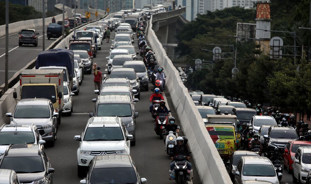 Sejumlah motor menerobos Jalan Layang Non-tol (JLNT) Prof Hamka, Jakarta Selatan, yang menghubungkan Tanah Abang-Kampung Melayu, Senin (3/5).