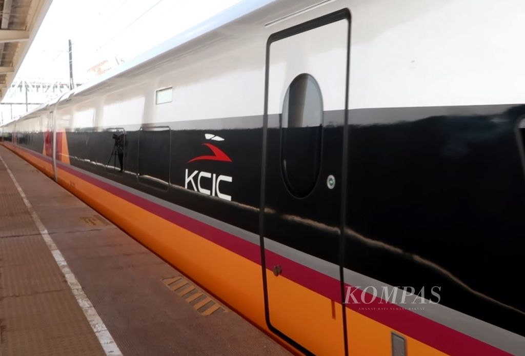 Penampakan kereta inspeksi yang akan dioperasikan PT KCIC, Kamis (22/6/2023). Kereta inspeksi ini akan mengetes sistem kereta cepat sebelum digunakan kereta yang mengangkut penumpang.