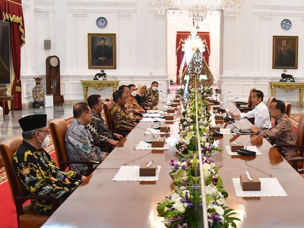 Presiden Joko Widodo bersama Menteri Koordinator Politik, Hukum, dan Keamanan Mahfud MD, rapat dengan Tim Penyelesaian Non-Yudisial Pelanggaran HAM Berat Masa Lalu, di Istana Merdeka, Jakarta, Rabu (11/1/2023).