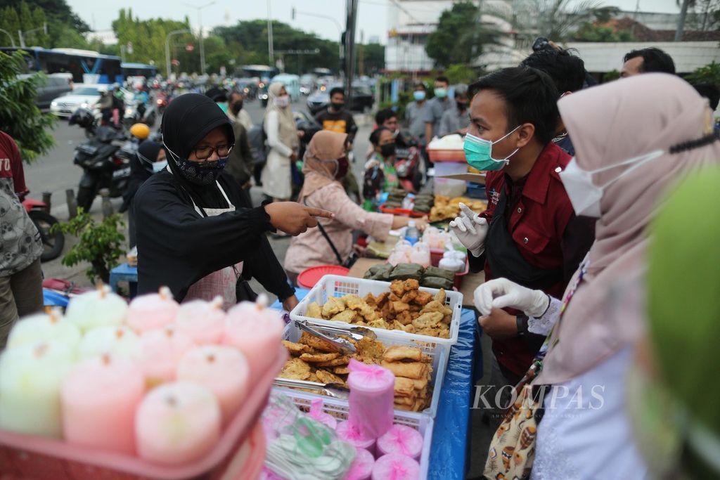 Petugas Puskesmas Gambir mendata pedagang dadakan yang menjual makanan takjil di Perempatan Harmoni, Jakarta Pusat, Jumat (30/4/2021). 