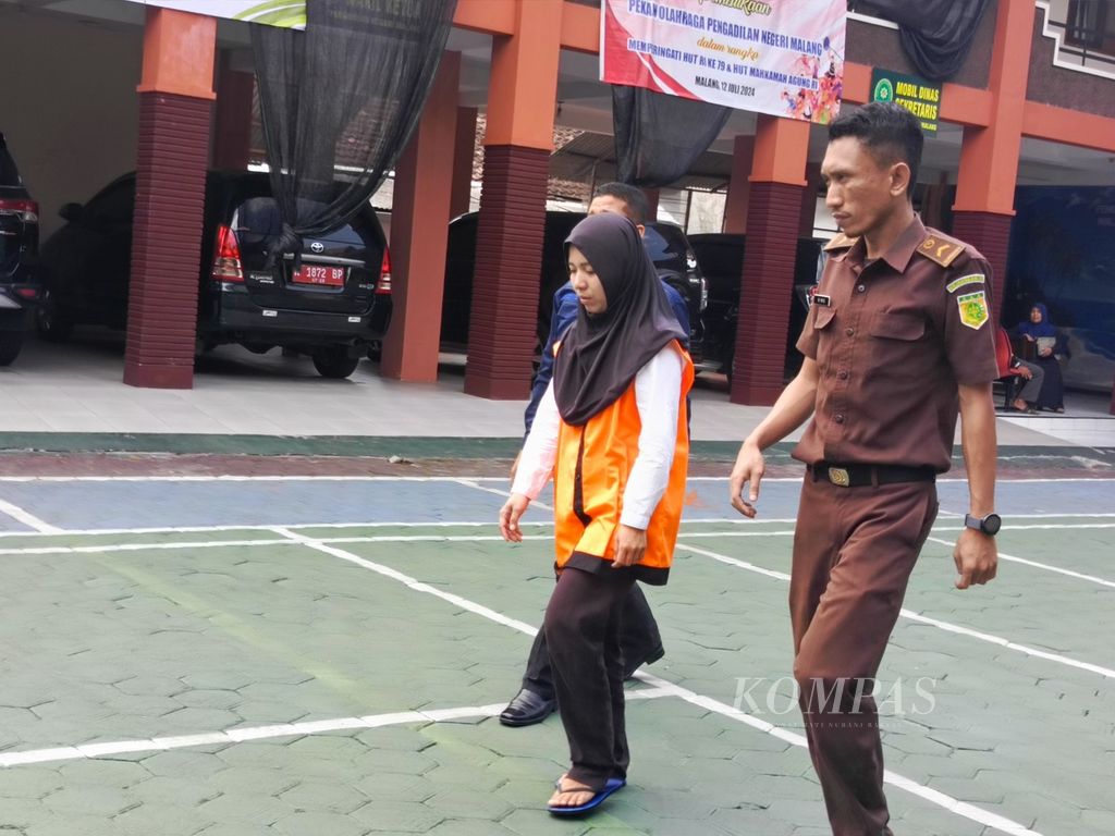 IPS (27), pengasuh penganiaya anak selebgram di Malang, Jawa Timur, berjalan menuju ruang sidang untuk mendengarkan vonis majelis hakim Pengadilan Negeri Malang, Rabu (7/8/2024).