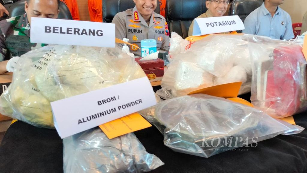 Barang bukti bahan petasan yang disita Polresta Magelang dari tersangka NW, Selasa (28/3/2023).