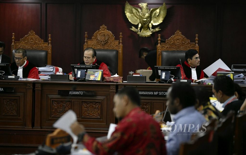 Hakim konstitusi Saldi Isra, Wakil Ketua Mahkamah Konstitusi Aswanto, dan hakim konstitusi Manahan Sitompul (kiri ke kanan) saat memimpin hari terakhir sidang pemeriksaan Perselisihan Hasil Pemilihan Umum (PHPU) Legislatif di Gedung Mahkamah Konstitusi, Jakarta, Selasa (30/7/2019). 