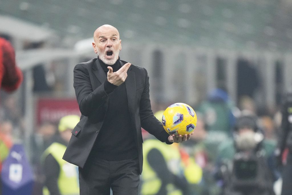 Pelatih AC Milan Stefano Pioli memberikan arahan kepada pemainnya saat laga Serie lawan AS Roma, Senin (15/1/2024) dini hari WIB. 