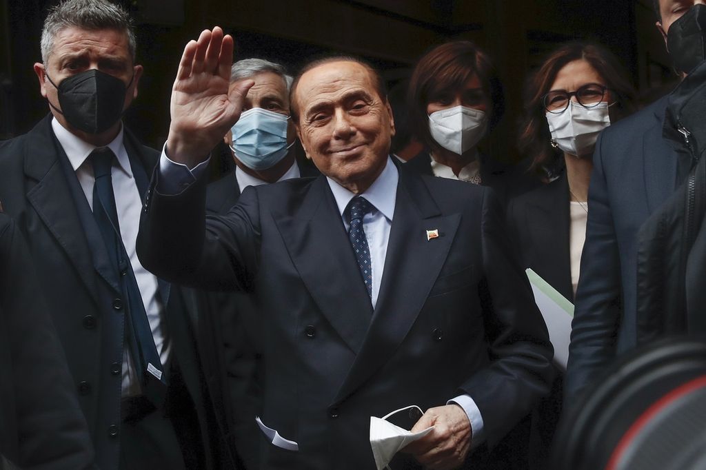 Mantan Perdana Menteri Italia Silvio Berlusconi melambaikan tangan kepada para wartawan di Roma, 9 Februari 2021. Berlusconi adalah pemilik klub AC Monza yang baru saja promosi dari Seri B ke Seri A Italia. 