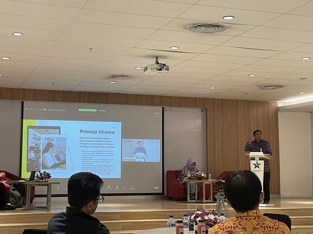 Guru Besar Teknologi Informasi dan Komunikasi Universitas Perbanas Richardus Eko Indrajit menyampaikan paparannya dalam seminar bertajuk "Keadaban Publik: Etika Komunikasi dalam Masyarakat Digital" yang diadakan Akademi Ilmu Pengetahuan Indonesia, di Jakarta, Jumat (16/12/2022).