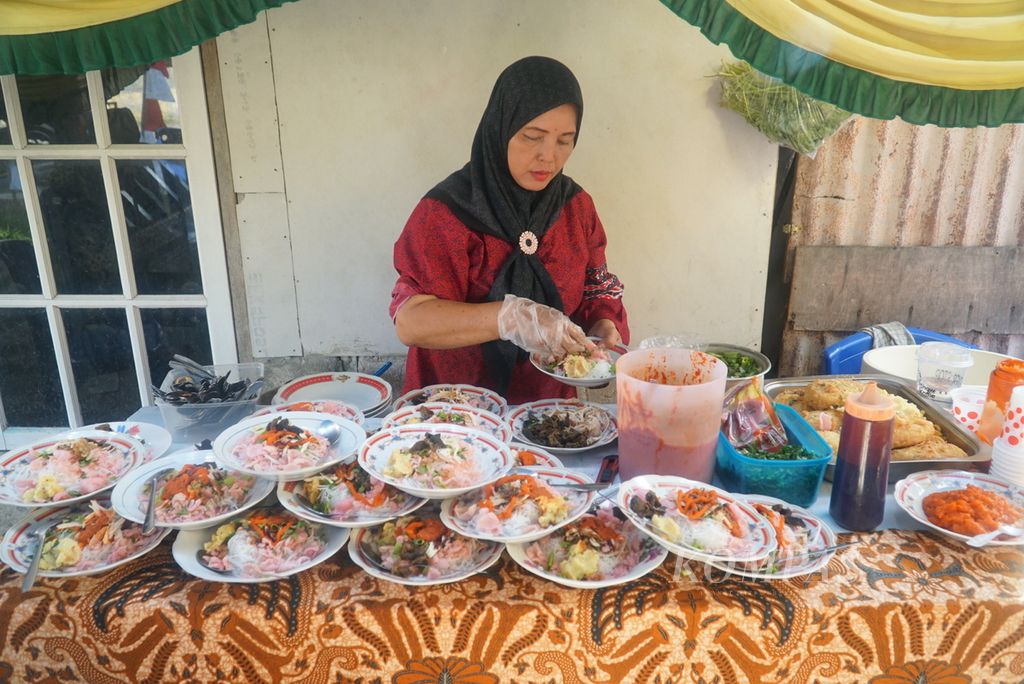 Warga menyiapkan soto padang bagi pemilih yang selesai mencoblos di TPS 26 Kelurahan Dadok Tunggul Hitam, Kota Padang, Sumatera Barat, Rabu (14/2/2024). Warga sekitar TPS menyediakan sarapan soto padang gratis bagi pemilih untuk meningkatkan partisipasi pemilu.