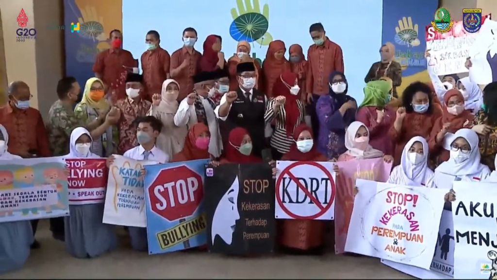 Gubernur Jawa Barat Ridwan Kamil meluncurkan kampanye Berani Cegah Tindakan Kekerasan atau Jabar Cekas di SMA Negeri 4 Kota Depok, Jumat (8/4/2022). Gerakan ini diharapkan menurunkan kasus kekerasan terhadap perempuan dan anak.