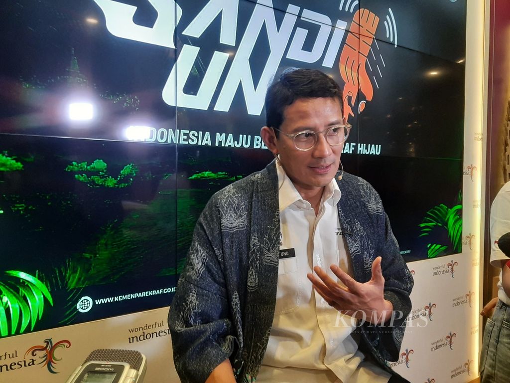 Menteri Pariwisata dan Ekonomi Kreatif Sandiaga Uno menjawab pertanyaan wartawan seusai konferensi pers mingguan di Jakarta, Senin (5/8/2024). 