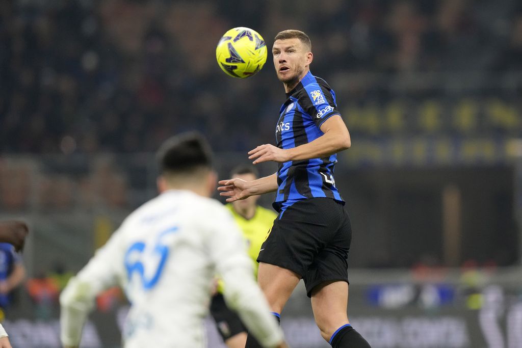 Pemain Inter Milan Edin Dzeko menyundul bola dalam pertandingan Liga Italia antara Inter Milan dan Empoli di Stadion Giuseppe Meazza, Milan, Senin (23/1/2023). Inter secara mengejutkan kalah 0-1.