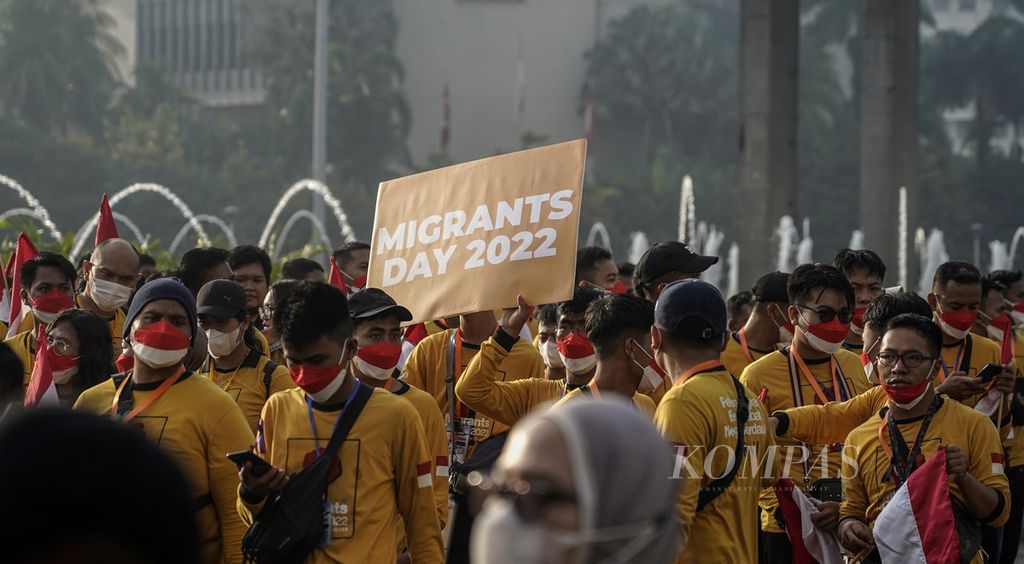 Suasana kirab Peringatan Hari Pekerja Migran Internasional ketika melintasi kawasan Bundaran Hotel Indonesia, Jakarta, Minggu (18/12/2022).
