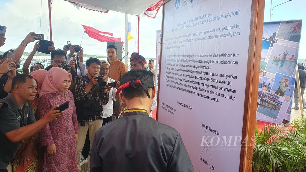 Direktur Pengembangan dan Pemanfaatan Kebudayaan, Kementerian Pendidikan, Kebudayaan, Riset, dan Teknologi, Irini Dewi Wanti dan Bupati Wakatobi, Haliana menandatangani spanduk yang berisi Deklarasi Bajau di Pelabuhan Panggulubelo di Pulau Wangi-Wangi, Kabupaten Wakatobi, Sulawesi Tenggara, Rabu (1/5/2024).