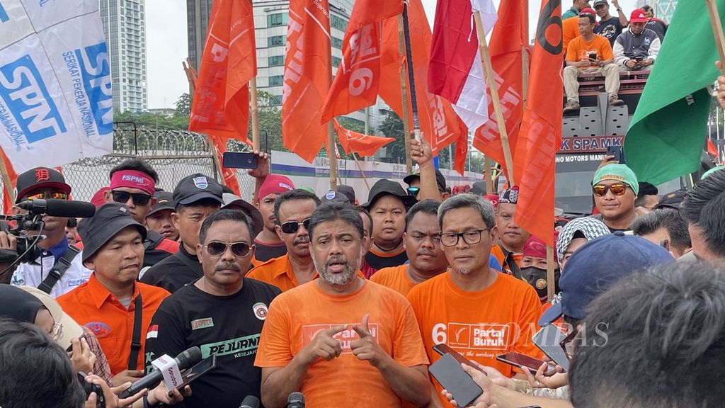 Presiden Partai Buruh sekaligus Presiden Konfederasi Serikat Pekerja Indonesia Said Iqbal (kedua dari kanan) memaparkan enam tuntutan dalam Aksi Perayaan Hari Buruh Internasional 2023, di Jakarta, Senin (1/5/2023).