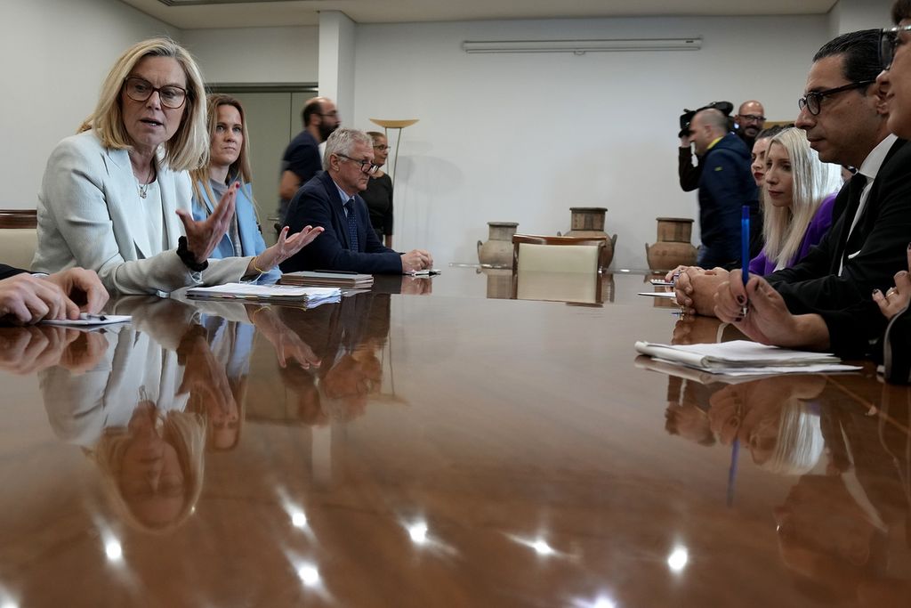 Koordinator Senior Kemanusiaan dan Rekonstruksi PBB untuk Gaza, Sigrid Kaag (kiri), berbicara dalam pertemuan dengan Menteri Luar Negeri Siprus Constantinos Kombos (kanan) di gedung kementerian luar negeri di Nicosia, Siprus, 20 Maret 2024. 