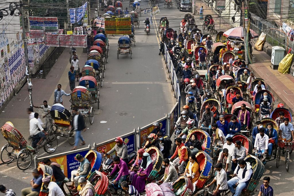 Sejumlah pengemudi becak mengangkut penumpang di Dhaka, Bangladesh,  Rabu (13/12/2023). 
