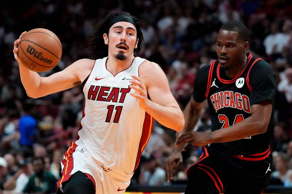 Miami Heat basketball player, Jaime Jaquez, dribbles the ball past a Chicago Bulls basketball player in the NBA play-in round match at the Kaseya Center, Miami, Florida, Saturday (20/4/2024) WIB.