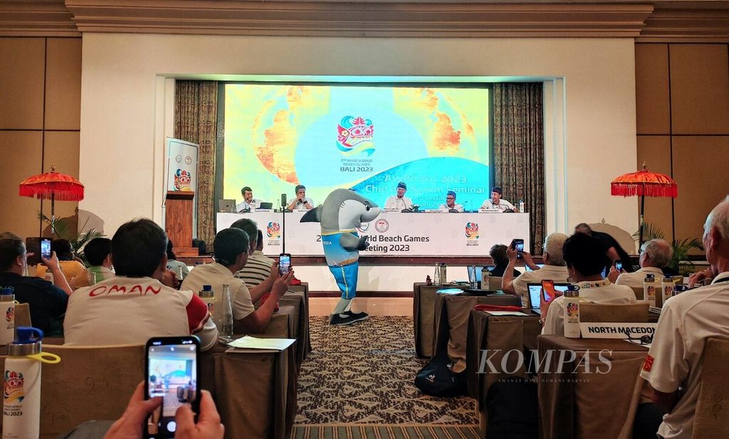 KOI dan ANOC menggelar pertemuan pimpinan kontingen 2nd ANOC World Beach Games Bali 2023 di Nusa Dua, Badung, Bali, Sabtu (29/4/2023). Dalam forum pertemuan itu, KOI mengenalkan maskot ANOC World Beach Games 2023, yakni hiu sirip hitam (tengah).