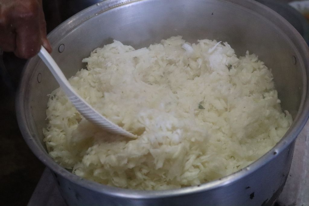 Ground cassava that has been steamed has a chewy texture. Its appearance when raw resembles noodles, but after steaming it looks like rice.