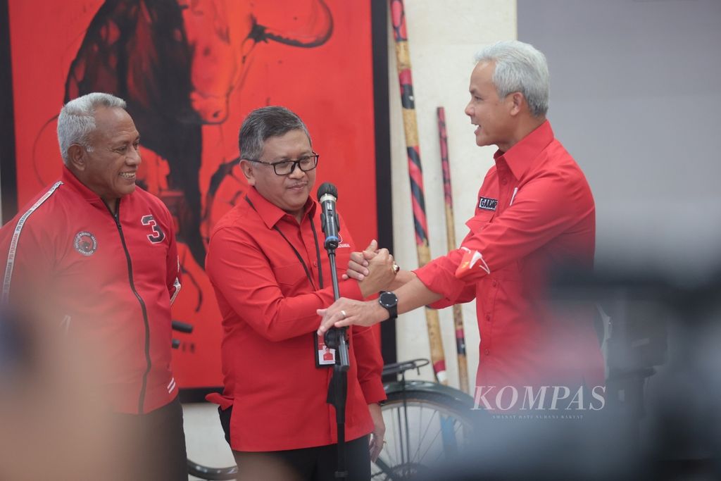 Gubernur Jawa Tengah Ganjar Pranowo (kanan) bersama Sekjen DPP PDI Perjuangan (PDIP) Hasto Kristiyanto (tengah) dan Ketua DPP PDIP bidang Kehormatan Kamaruddin Watubun usai memberikan klarifikasi di kantor DPP PDIP, Jakarta, Senin (24/10/2022). 