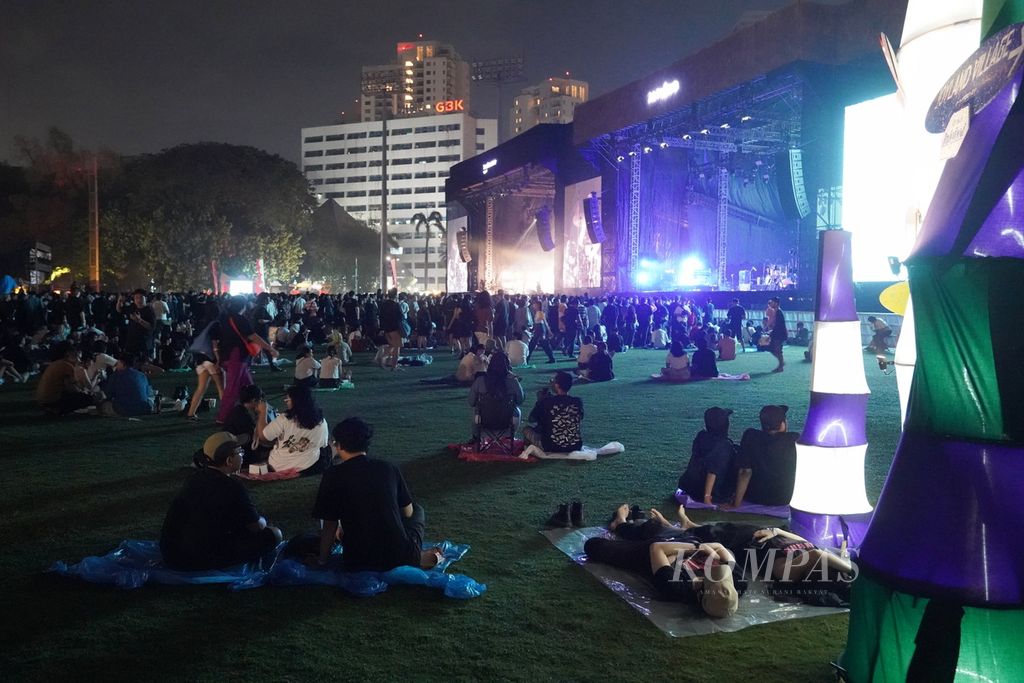 Penonton menikmati suguhan musik dalam Joyland Festival Jakarta 2023 di Lapangan Baseball, Kompleks Gelora Bung Karno, Senayan, Jakarta, Sabtu (25/11/2023). Sebanyak 48 penampil musik <i>manggung </i>di perhelatan festival musik Joyland 2023 yang berlangsung tiga hari tersebut. 