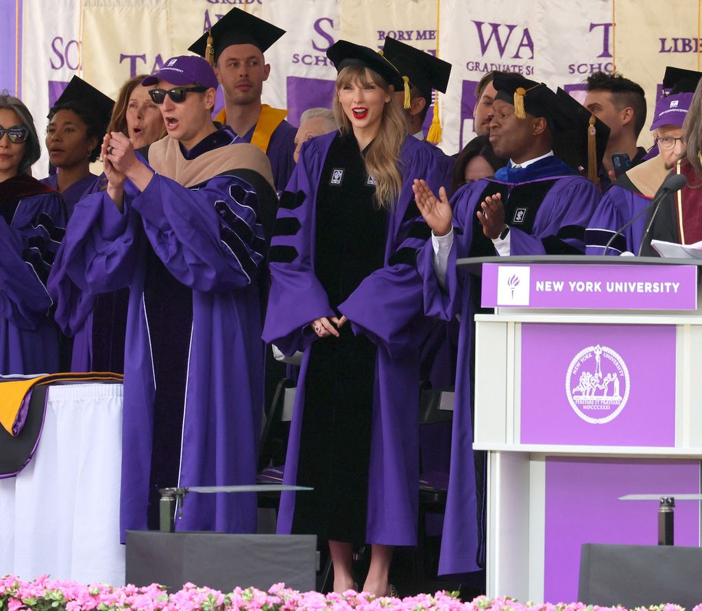 Penyanyi Taylor Swift (tengah) saat tiba di acara wisuda angkatan 2022 New York University (NYU) di Yankee Stadium, New York City, AS, Rabu (18/5/2022) waktu setempat. Swift mendapat gelar doktor kehormatan di bidang seni murni dari universitas tersebut.  