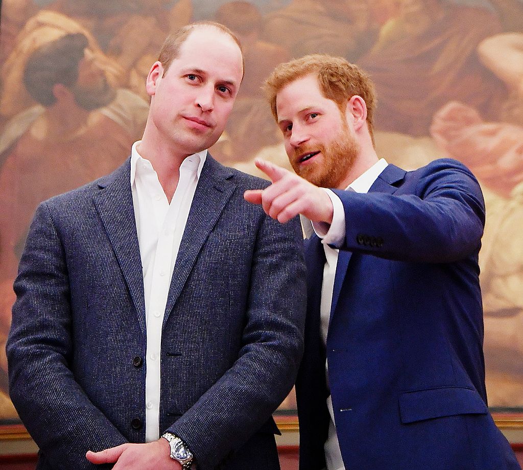Pangeran William (kanan) bersama adiknya, Pangeran Harry, Kamis (26/4/2018) di London, Inggris. 