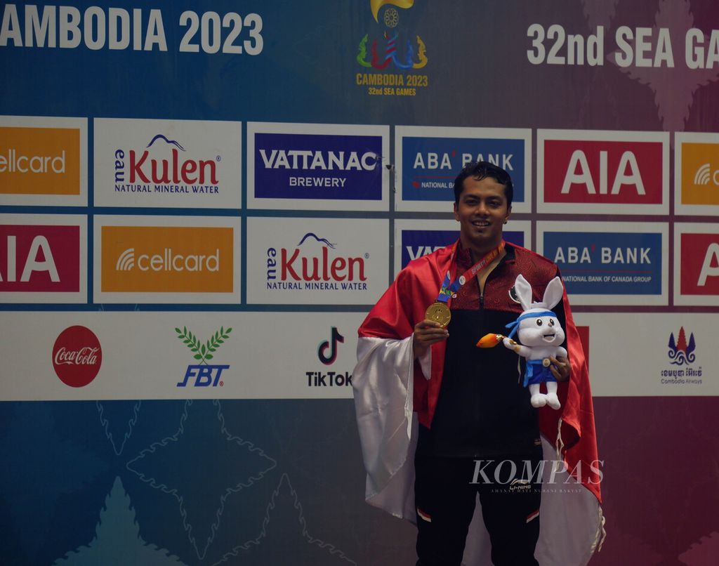Perenang senior I Gede Siman Sudartawa tersenyum setelah merebut kembali emas nomor 50 meter gaya punggung pada SEA Games Kamboja 2023, Minggu (7/5/2023). Berlomba di Akuatik Center Kompleks Olahraga Morodok Techo, Siman merebut emas untuk Indonesia dengan catatan waktu 25,16 detik. Capaian itu nyaris memecahkan rekor SEA Games yang dia ukir pada 2019, yaitu 25,12 detik.