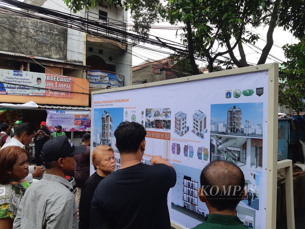 Sejumlah warga memperhatikan rencana pembangunan rumah sehat di Kelurahan Tanah Tinggi, Kecamatan Johar Baru, Jakarta Pusat, Kamis (23/11/2023). 