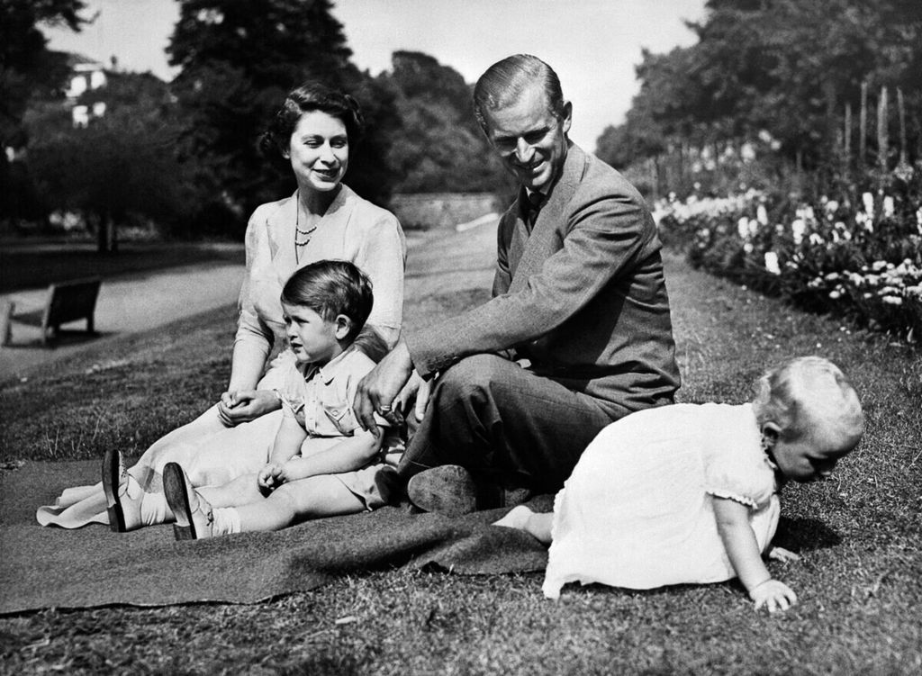 Dalam arsip foto yang diambil pada  1 Januari 1952 ini memperlihatkan pasangan kerajaan Inggris, Ratu Elizabeth II, dan suaminya, Philip, Duke of Edinburgh, dengan kedua anak mereka, Charles, Prince of Wales (Kiri) dan Putri Anne (R).
