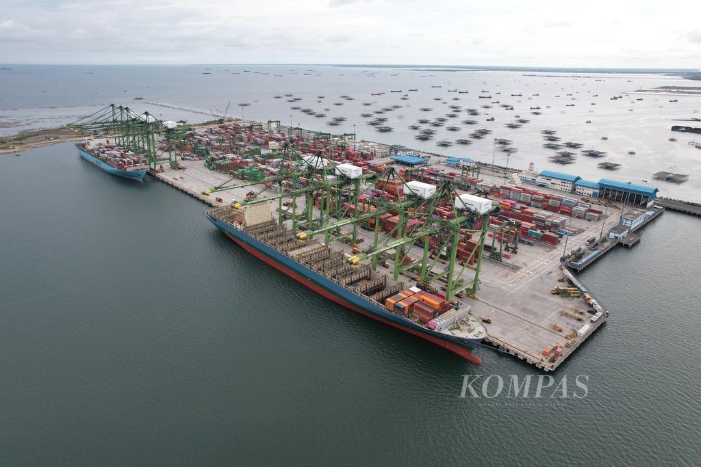 Container loading and unloading activities onto cargo ships at the New Priok Container Terminal (NPCT) 1 container terminal, North Jakarta, Thursday (10/11/2022).