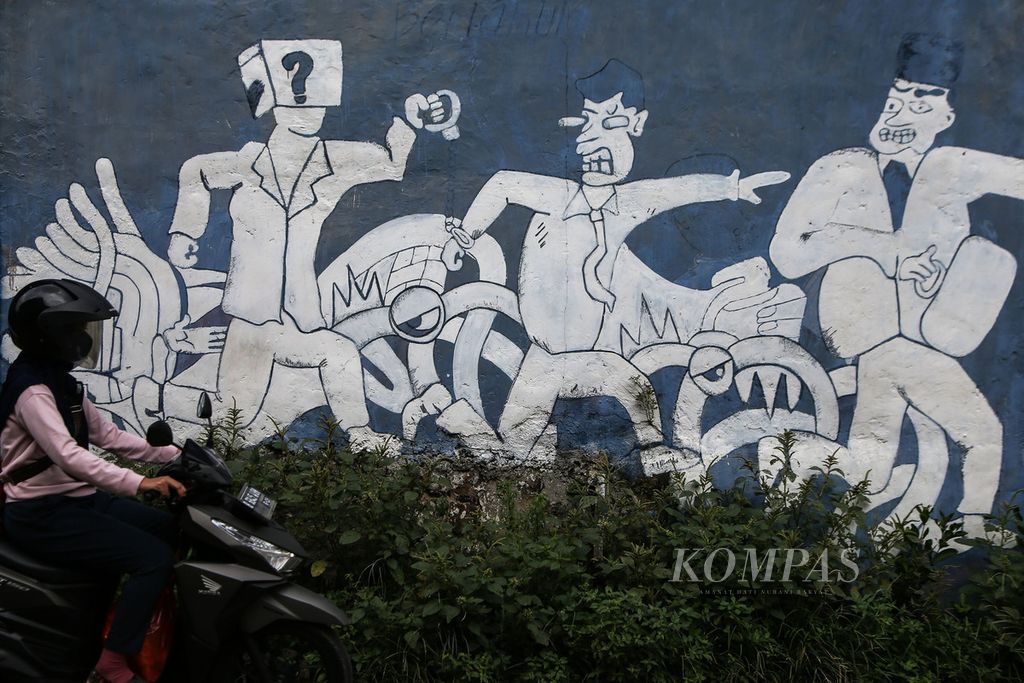 Warga melintas di depan mural bertema penegakan hukum di kawasan Setu, Tangerang Selatan, Banten, Selasa (1/2/2022). Salah satu pilar demokrasi adalah bagaimana memastikan institusi penegak hukum bekerja lebih adil, tidak diskriminatif, dan melindungi warga negaranya.