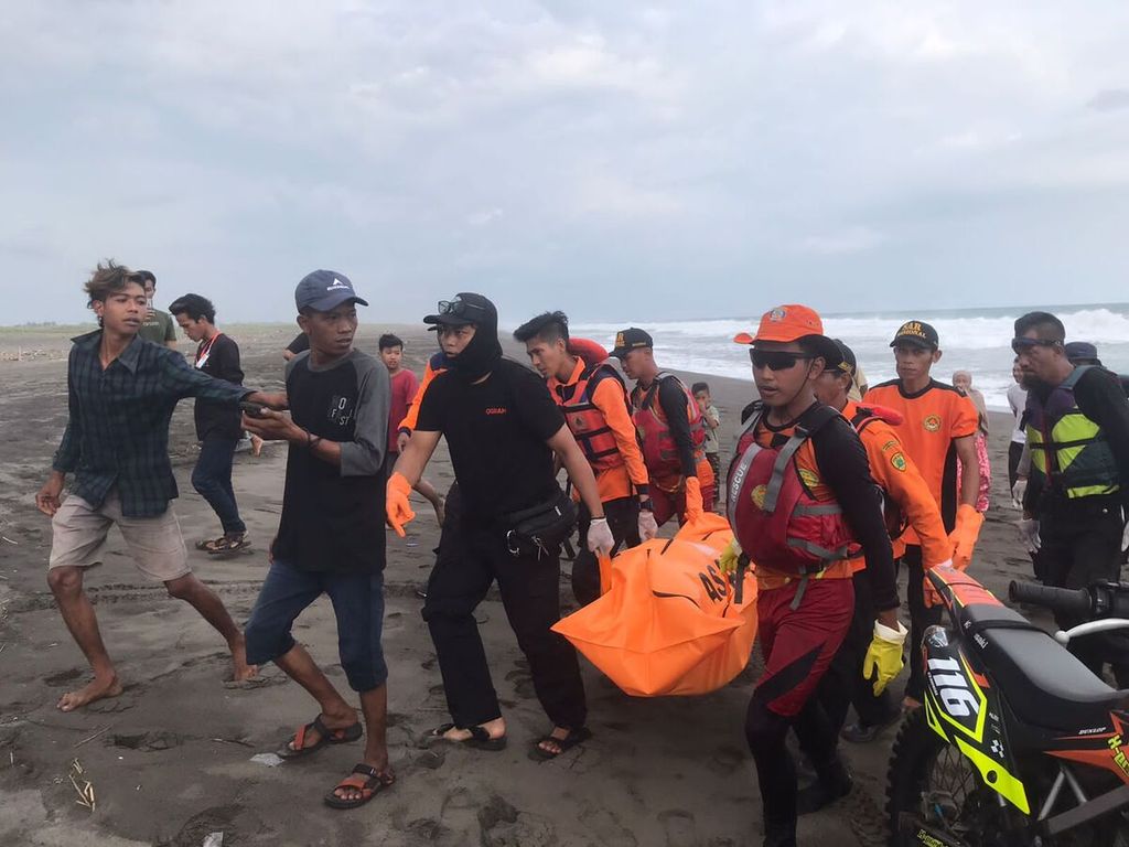 Tim SAR gabungan mengevakuasi korban tenggelam di pantai selatan Kebumen, Jawa Tengah, Kamis (27/4/2023) sore.