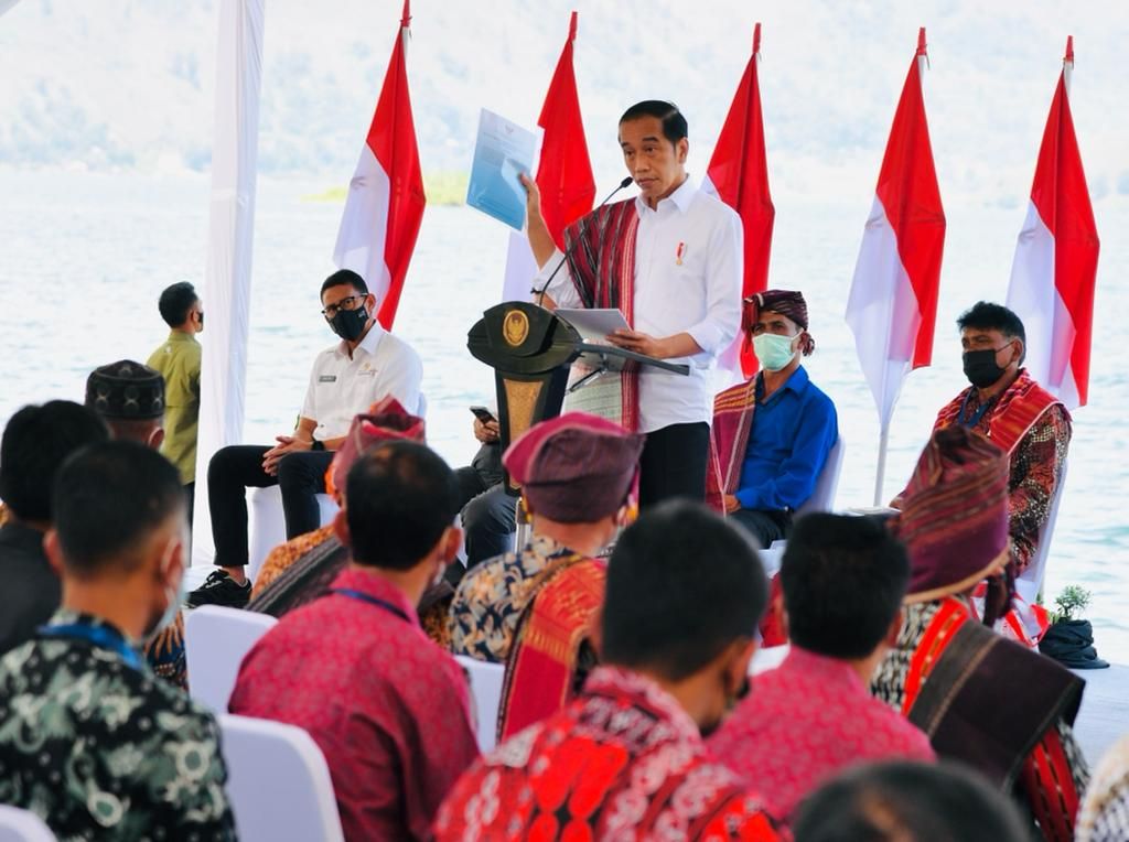Presiden Jokowi menyerahkan Surat Keputusan (SK) Hutan Sosial dan SK Tanah Obyek Reforma Agraria (TORA) kepada masyarakat di Kabupaten Humbang Hasundutan, Provinsi Sumatera Utara, pada Kamis, 3 Februari 2022.
