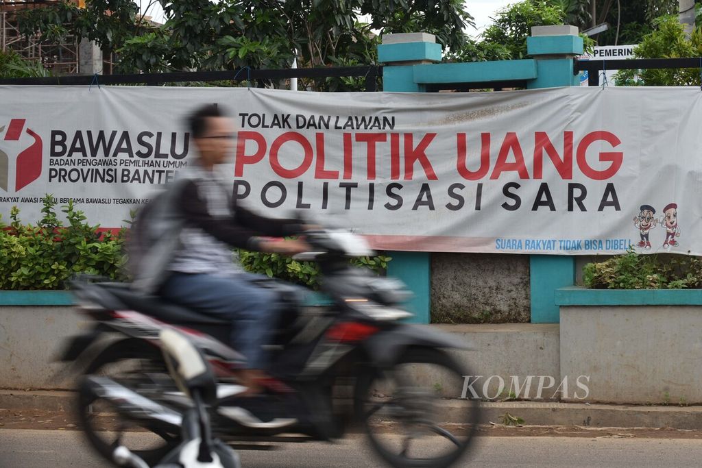 Menjelang pelaksanaan Pilkada Serentak 2020, Badan Pengawas Pemilu (Bawaslu) mengampanyekan penoalakan politik uang dan SARA. Hal itu dilakukan, antara lain, dengan pemasangan spanduk di Jalan Ceger Raya, Pondok Aren, Tangerang Selatan, Banten, 5 Maret 2020.