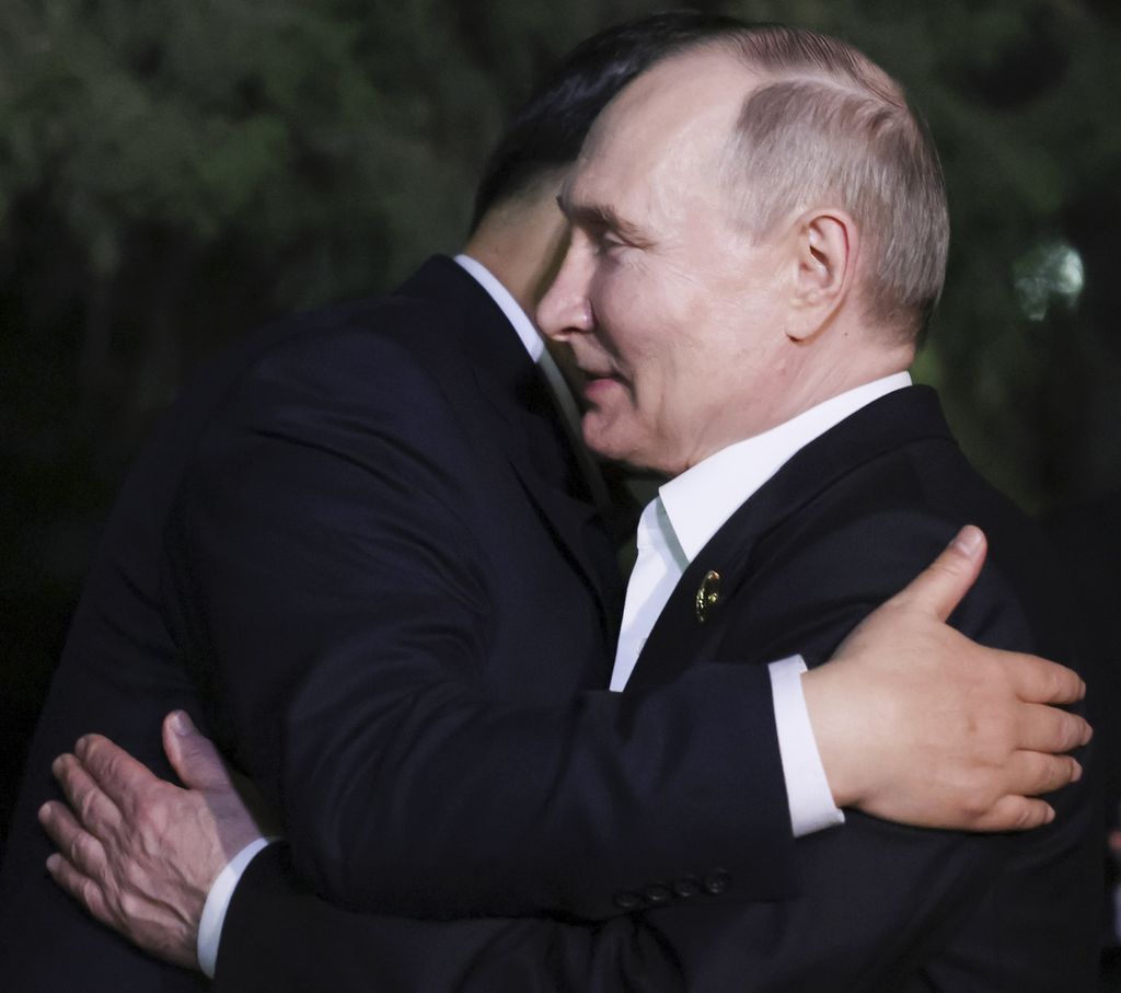 Chinese President Xi Jinping (left) and Russian President Vladimir Putin embrace after holding an informal meeting in Beijing, China, on Thursday (16/5/2024).