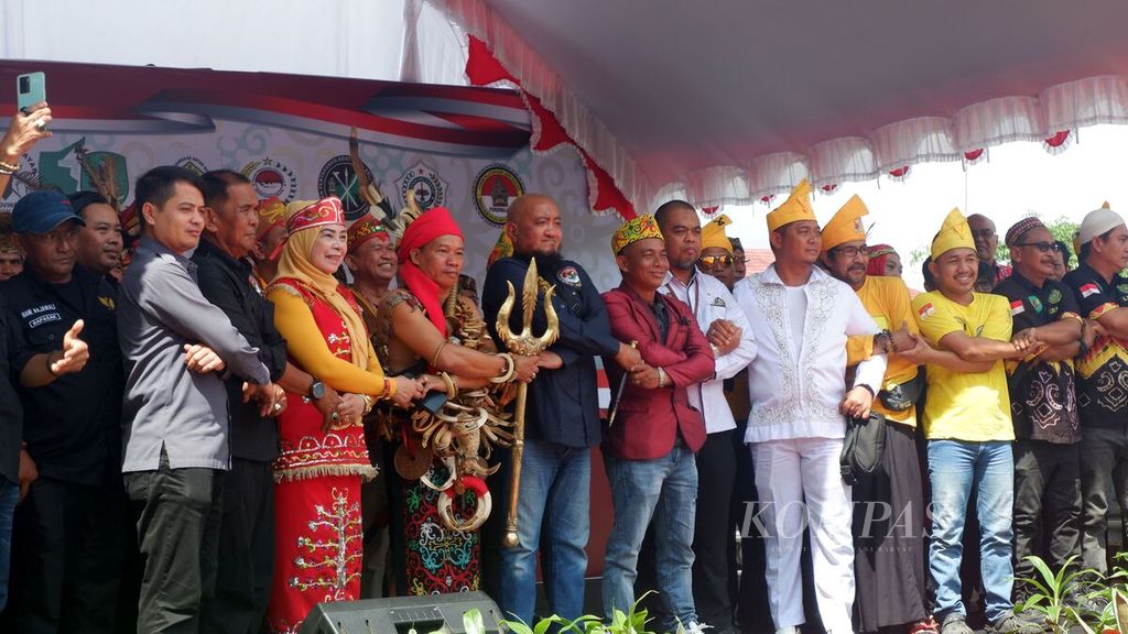 Perwakilan suku bangsa di Kalimantan Selatan bergandengan tangan seusai membacakan deklarasi pemilu damai tahun 2024 dalam acara Cooling System Deklarasi Pemilu Damai Tahun 2024 Suku-suku Bangsa di Kalsel di Lapangan Kamboja, Kota Banjarmasin, Rabu (31/1/2024).