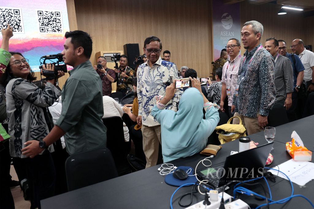 Menko Polhukam Mahfud MD menyapa wartawan di pusat media Konferensi Tingkat Tinggi Ke-42 ASEAN yang berlokasi di Hotel Bintang Flores, Labuan Bajo, Kabupaten Manggarai Barat, Provinsi Nusa Tenggara Timur, Selasa (9/5/2023).