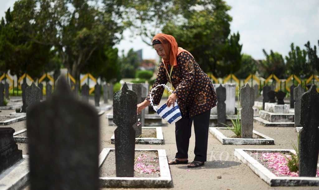 Keluarga pejuang berziarah ke Taman Makam Pahlawan Kusumanegara, Yogyakarta, bertepatan dengan peringatan peristiwa Serangan Umum 1 Maret 1949, Rabu (1/3). Peringatan tersebut sebagai bentuk penghormatan jasa para pahlawan yang gugur karena mengusir Belanda dari Yogyakarta.